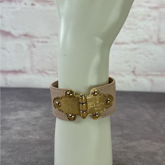 Louis Vuitton Beige Gold Save It Patent Leather Women\'s Bracelet 17